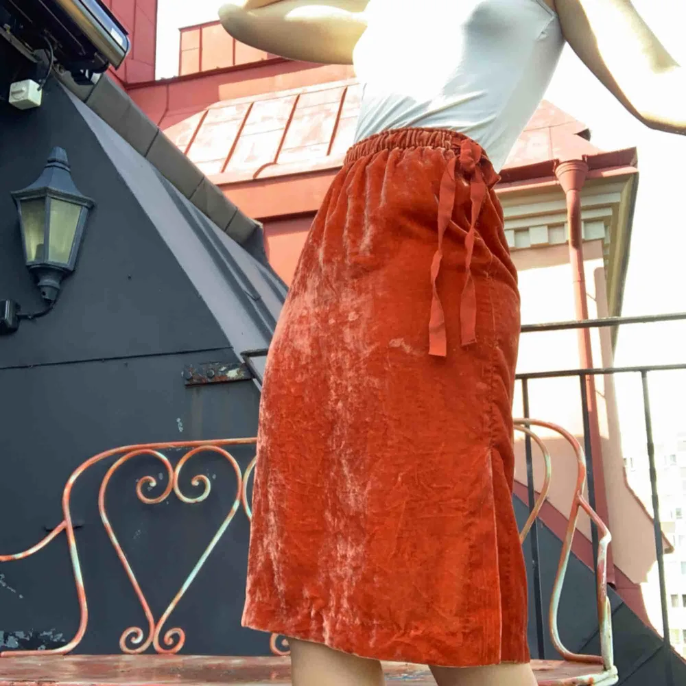Orange MIDI-kjol i sammet och underkjol. Snörning i midja och två slits. Ej stretch. . Kjolar.