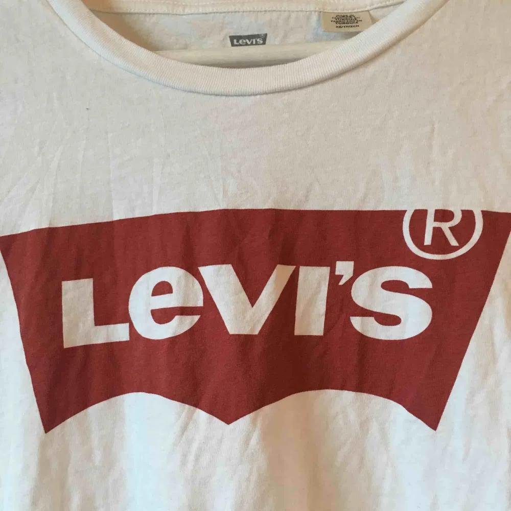 Vit Levis t-shirt. I nyskick. Frakt ingår i priset.. T-shirts.