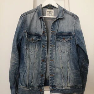  - Jeansjacka, ljus.  Kan mötas i Stockholmstrakten alternativt betalar köparen för frakten