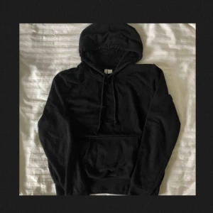  - Svart hoodie från H&M. Använd men i gott skick! Står storlek M, men skulle säga att den är mer som en S, fast de beror ju såklart på hur man vill att den ska sitta. Frakt tillkommer och betalningen sker via Swish.