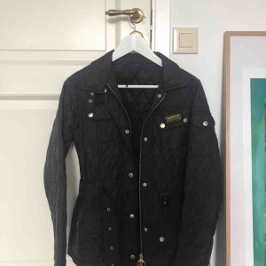  - Svart jacka från Barbour i storlek 36
