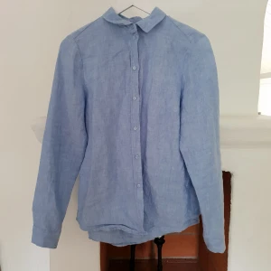  - Blå linneskjorta.  Knappt använd.  De första bilderna gör färgen mest rättvisa Säljer pga använder inte