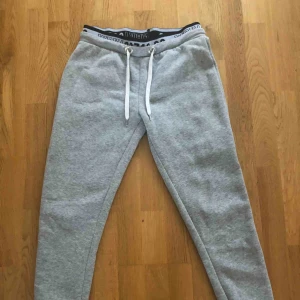  - Gråa mjukisbyxor från primark med detalj vid midjan,  använda cirka 3 gånger. Frakt ingår ej.