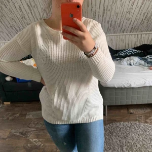  - Stickad och mysig Tröja från ellos. Storlek S. 50 kr + frakt 