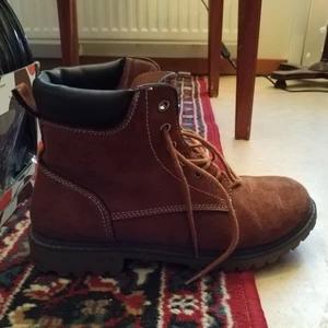  - Bruna kängor, inte mycket använda 