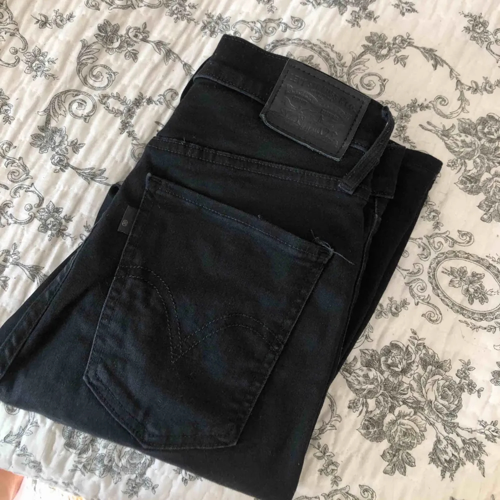 Svarta tighta jeans från LEVIS i modellen ”MILE HIGH SUPER SKINNY”, i fint skick då dom är sparsamt använda! Nypris: 1000kr . Jeans & Byxor.