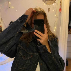  - En vintage Levis jacka i storlek XL, passar även skit snyggt som oversized om man är mindre storlek!! Jackan är mörkblå jeans och nästintill aldrig använd! Superbra skick😍 fraktar och möts upp i centrala uppsala❤️