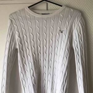  - En kabelstickad vit gant tröja i storlek S, använd men inte särkilt. (frakten är inte inkluderad i priset) 