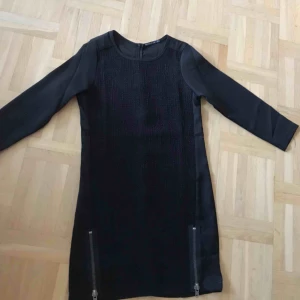  - En fin svart klänning med dragkedja på sidorna. Helt oanvänd 