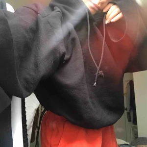  - Mitt bästa köp ifrån cheap monday, den har resor i magen vilket gör att man kan sätta den lite hur man vill. Den är vid i ärmarna och supermysig!! Köpare står för frakt!