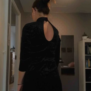  - JÄTTESNYGG sammetsklänning från Monki med ett ”hål” i ryggen och är pololiknande runt halsen. Passar både till skola och fest! Hur bra?! Hör av dig vid frågor! 🌿