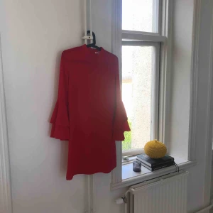  - Klänning i röd färg från Indiska!  Aldrig använd. Storlek S  Köparen står för frakten