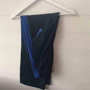  - Skitcoola byxor från Nike. Köpta på barnavdelningen på Nike och är därav i storlek XL. Men skulle säga att det passar både XS, S samt M. Nypris: 500kr. Frakt tillkommer :)