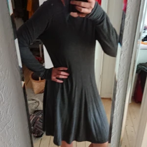  - Grå klänning, bra passform, mkt bra skick. Frakt tilläggs