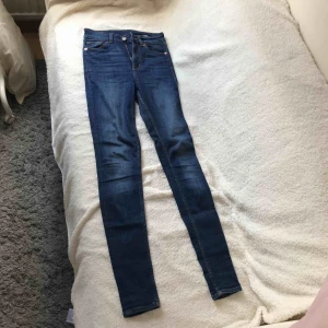  - Blåa jeans.  Har använt de ett par gånger.  Lite sliten i vecken men går att ha ändå.  Pris kan förhandlas. 