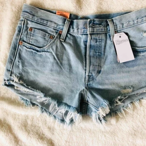  - Helt nya levi shorts prislapp kvar finns i strl 23 samt 26