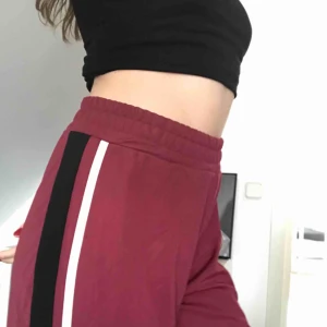  - Flowy byxor från gina med ränder på sidorna. Slutar på anklarna på mig och jag är 175cm. Sjukt sköna