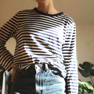  - Super fin blå o vit randig tröja från Monki. Endast använd 1 gång så är i nyskick. 💕