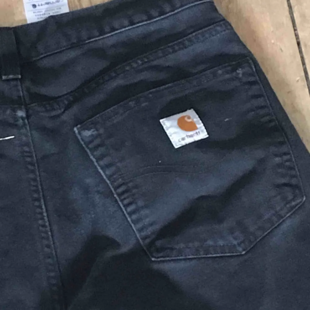 Carhartt byxor i bra skick, liknar dickies fast är mer tjocka i tyget. kan skicka om köparen betalar.. Jeans & Byxor.