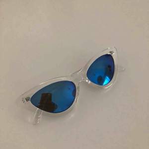 Solglasögon med klar båge och blått glas från Monki. Knappt använda. Frakt tillkommer💕💕