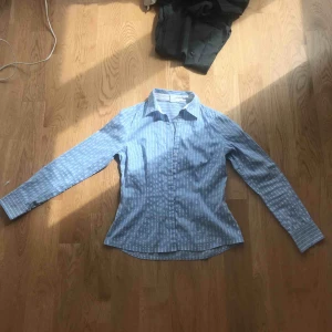 Skjorta - Fräsch blå randig figursydd skjorta 