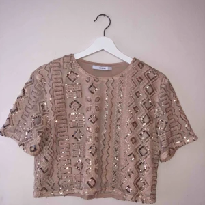  - Champagnefärgad T-shirt från ivyrevel.  Meddela vid intresse av fler bilder eller ang pris!  Kram! 