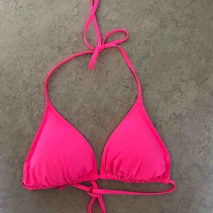 Bikini - Neonrosa trekantsbikini-topp/bh. Endast testad en gång. 