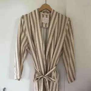 Jättefin kimono/blus/tunn jacka från Part Two. Helt oanvänd. Nypris 1600 kr. Storlek S