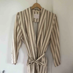  - Jättefin kimono/blus/tunn jacka från Part Two. Helt oanvänd. Nypris 1600 kr. Storlek S
