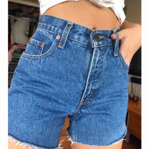  - Levi’s vintage Shorts. 100% bomull. Jättebra passform, high waisted med klassisk denim look. Passar någon med storlek w24/XS.   Kan mötas upp i/nära Göteborg. Kan även skickas, då tillkommer fraktkostnad. 