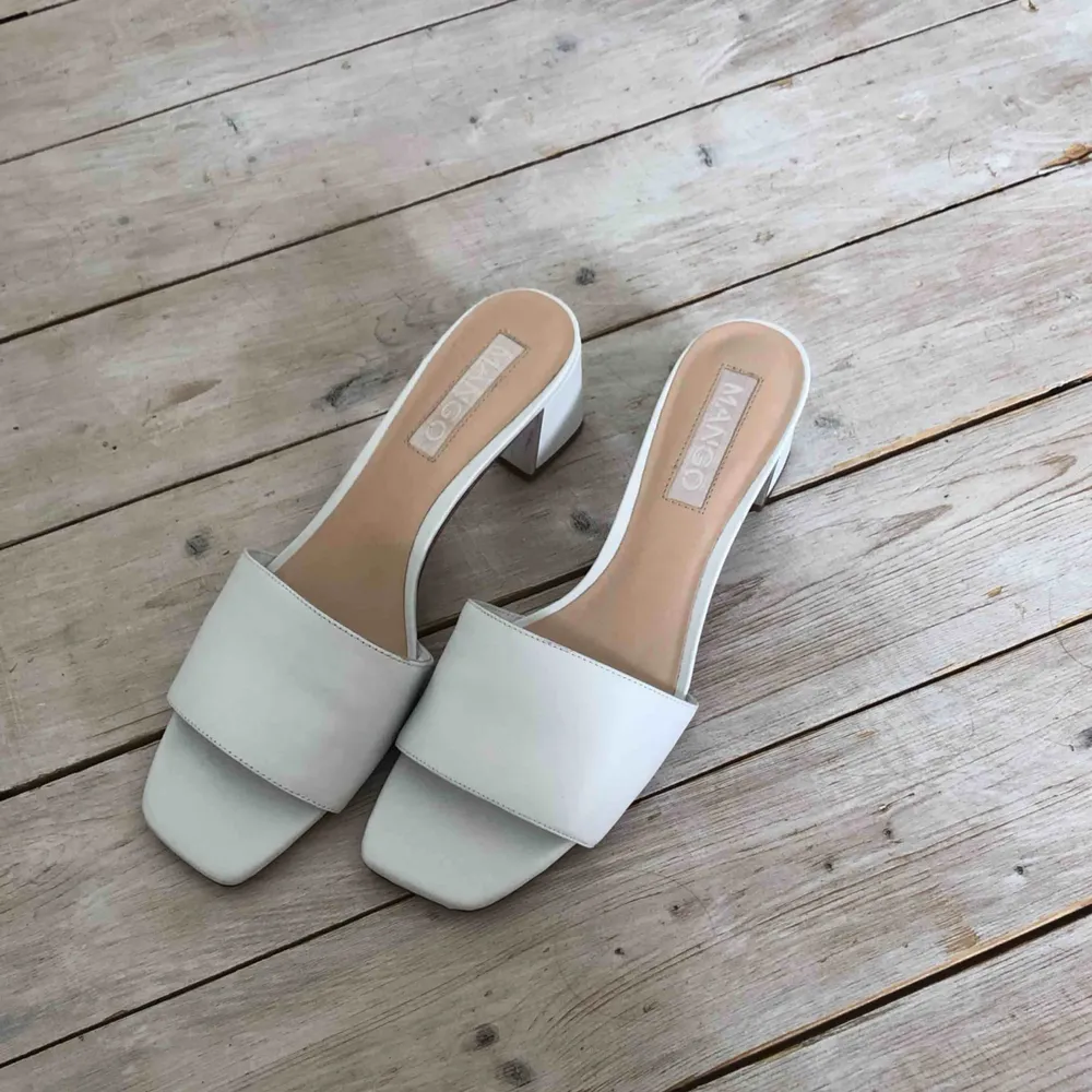 Vita leather heel sandals från mango💞 - bara testade utomhus i några minuter -färg: vit -spegelmaterial på insidan av klacken -köparen står för ev. frakt -betalningssätt: swish . Skor.