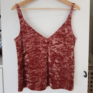  - Kunde inte få rätt färg på bilden, den är roströd/burnt orange!! Super snygg men kommer tyvärr ej till användning. I sammet, storlek S men passar även mig som har M. Frakt betalas av köparen eller så kan vi träffas vid centralen eller täby centrum!