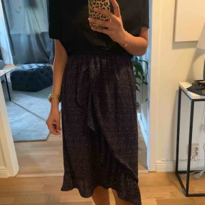  - Jättefin kjol från ONLY. Storlek 34. Använd en gång endast så den är som ny. 150 kr + frakt 50 kr. (M påse postnord) 🌼🌸