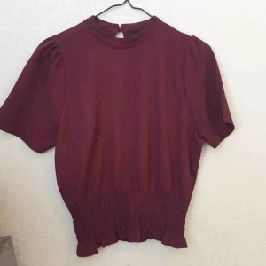  - Vinröd/lila topp, har en liten öppning i ryggen och tyget är väldigt stretchigt! På tredje bilden kan ni se hur tyget är! Endast testad men den var inte min stil så helt ny!