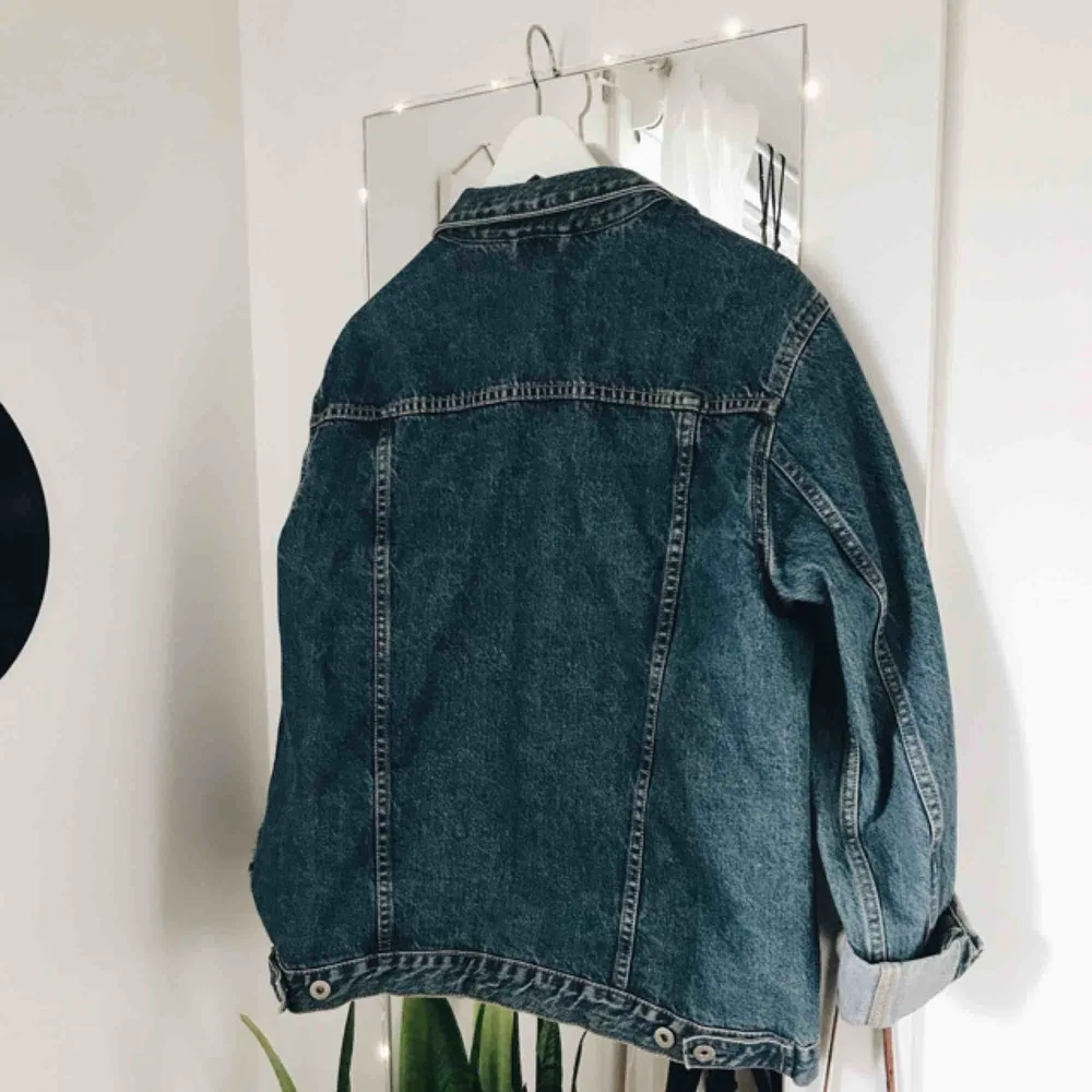 Oversize jeansjacka inköpt våren 2018, endast använd fåtal gånger Bra med fickor Priset kan diskuteras så om du är intresserad så hör av dig :). Jackor.