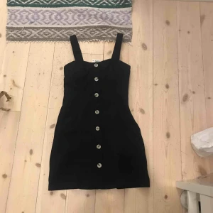  - Snygg klänning som funkar både över en skjorta och helt vanligt!  Aldrig använd men har inget kvitto kvar :/ Prislapp finns kvar Köptes för 350kr