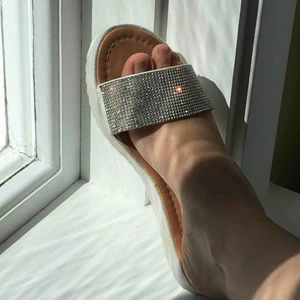  - Tofflor med glitter! Passar både 36 och 37. Använda ett fåtal gånger. Nån glitterplupp borta men syns bara om man kollar nära. 