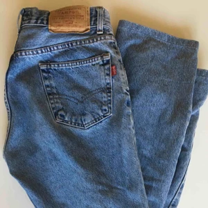  - Suuupersnygga jeans som jag verkligen älskar men är tvungen att sälja pga att de är för stora. Modellen är så snygg och liknar Levi’s otroligt mycket. Köptes för 600. 💕
