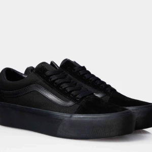  - Säljer mina vans med hög sula nu eftersom att dem ej kommer till användning. Använde dem under en kort period men tröttnade sedan. Märket på baksidan är lite slitet annars är dem i gott skick. Swishbetalning, frakt betalar köparen skälv.