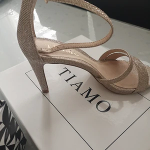  - Väldigt fin guld skor från tiamo.. Använd bara en kväll till festen... Jättebra skick.. Kvittot finns