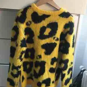 En gul leopardstickad tröja från Rut&Circle köpt från NAKD, fick den i julklapp men aldrig använd, nypriset var ca 500, strl S, kan vara snyggt till svarta lackbyxor eller något liknande . Stickat.