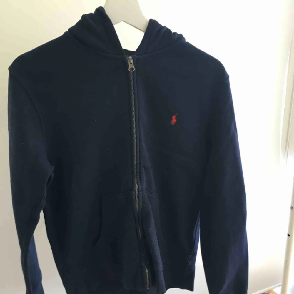 En navyblå hoodie från ralph lauren i fint men använt skick. Säljes då den blivit för liten. Storlek L, junior. Hoodies.