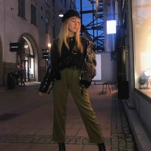  - Supersnygga militärgröna kostymbyxor från H&M i mycket bra skick! Funkar även på mindre storlekar än 38 med ett bälte, som jag i bilden. Möts upp i Stockholm innerstad eller Täby.