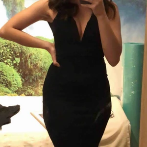  - Supersnygg figurformad aftonklänning i svart med urringning och öppen rygg! Endast använd 1 gång och inga smutsfläckar in sight