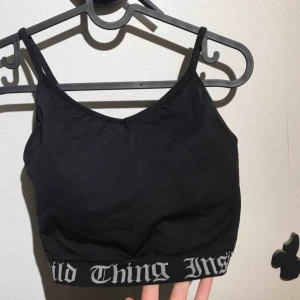  - Jätte fin topp från newyorker. Använt ett fåtalgånger. Kommer tyvärr inte till användning löngre ☹️ skulle säga att den passar en M/L. Köparen står för frakt eller så möts jag upp o Uppsala ❤️