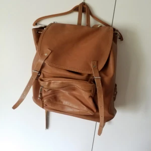  - Äkta norsk vandringsryggsäck i läder. Lite små skavanker som sig bör