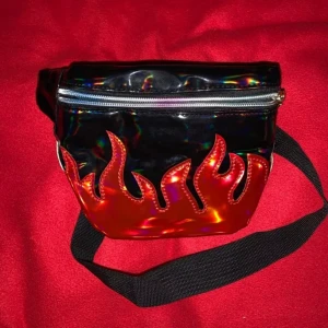  - Svart magväska med eldflammor. 