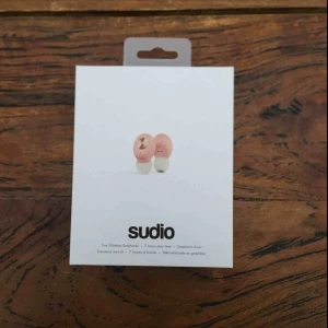  - Senaste mod av sudio hörlurar,trådlösa i nyskick, Anv. 5 gånger, superljud, 7h speltid, snabb ladd. 10 min fullt ladd. 90 min, 15m räckvidd. rosa. tre extra storlekar, model; tolv. För fler bilder skicka medd. Betala med Swish eller safepay.