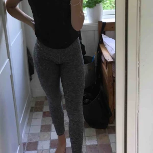  - Sköna gråa träningstights! Fraktas, byts eller möts upp