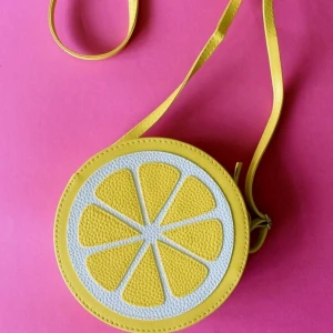  - Världens finaste citronväska. Storlek: 20x20cm, frakt ingår i priset 